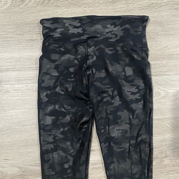 Spanx Black Camo Faux Leather Leggings - Picture 7 of 8